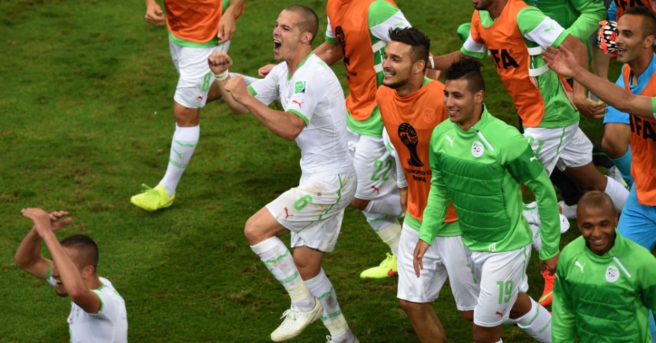 A festa dos argelinos no gramado da Arena da Baixada foi grande. Os africanos empataram por 1 a 1 com a Rússia e garantiram a classificação inédita para as oitavas de final da Copa do Mundo. A Alemanha será a rival na próxima fase