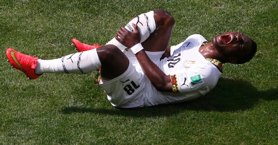 Abdul Majeed Waris, de Gana, vai ao chão e grita após lance de jogo contra Portugal