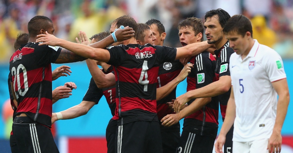 26.jun.2014 - Alemães comemoram o gol de Müller, que colocou a seleção na frente dos EUA na Arena Pernambuco