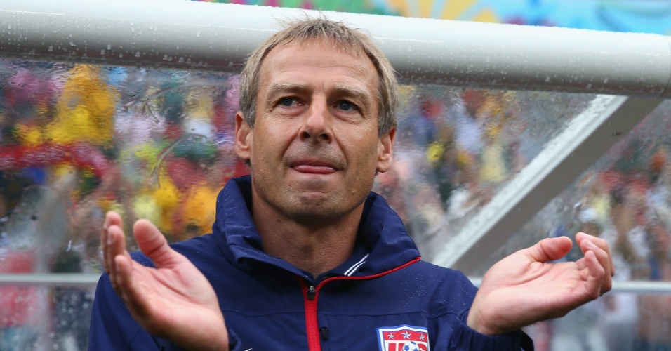 26.jun.2014 - Alemão Jürgen Klinsmann, técnico da seleção dos EUA, aguarda o início da partida na Arena Pernambuco