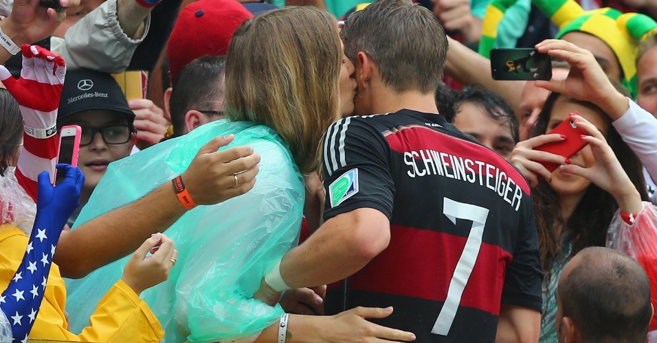 26.jun.2014 - Alemão Schweinsteiger comemora a vitória sobre os EUA na Arena Pernambuco com sua mulher, Sarah Brandner