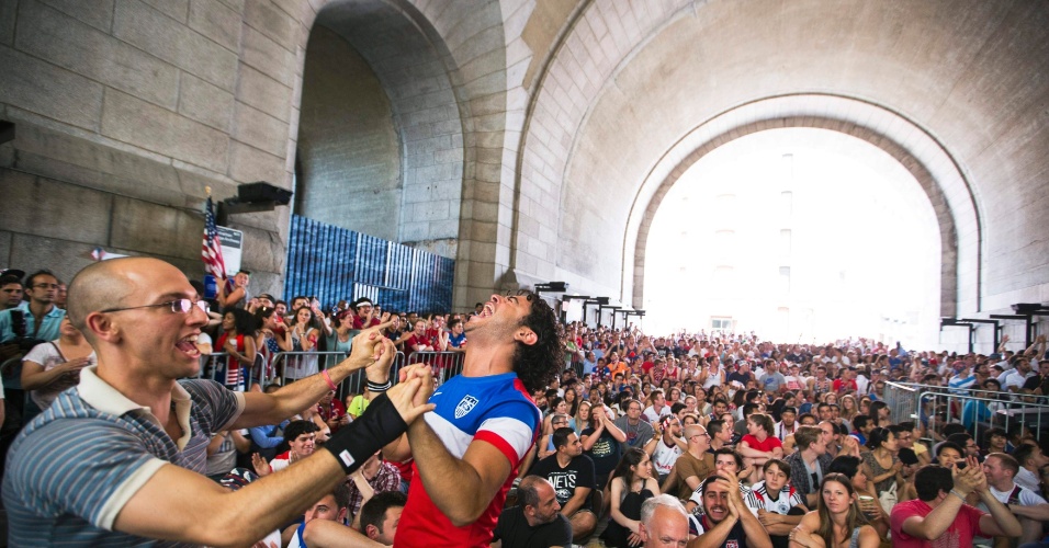 Americanos comemoram classificação para a segunda fase da Copa do Mundo sob a ponte de Manhattan, em Nova York