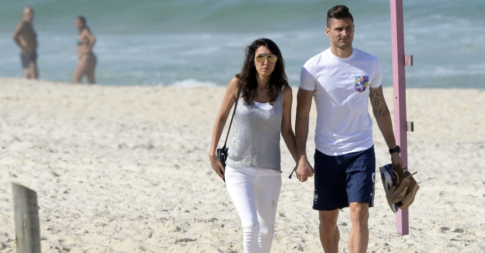 Após classificação da França, Olivier Giroud aproveita dia de folga para ir à praia com a namorada Jennifer Giroud
