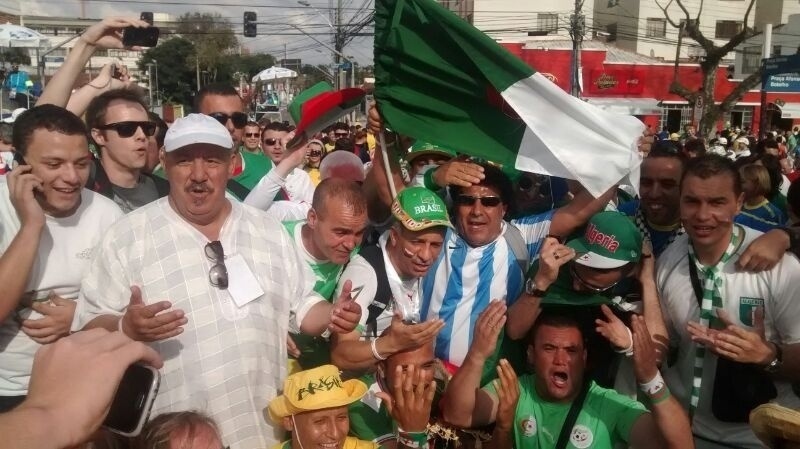Argelinos são só alegria antes de jogo entre a seleção nacional e a Rússia, na Arena da Baixada