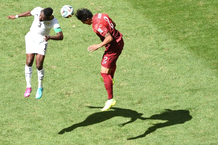 Asamoah Gyan, de Gana, e o português Bruno Alves disputam bola pelo alto no jogo desta quinta-feira