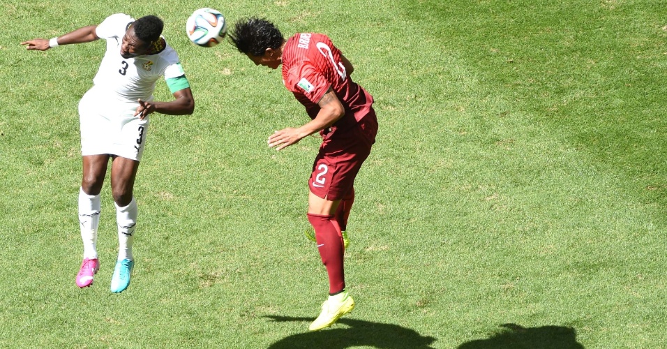 Asamoah Gyan, de Gana, e o português Bruno Alves disputam bola pelo alto no jogo desta quinta-feira