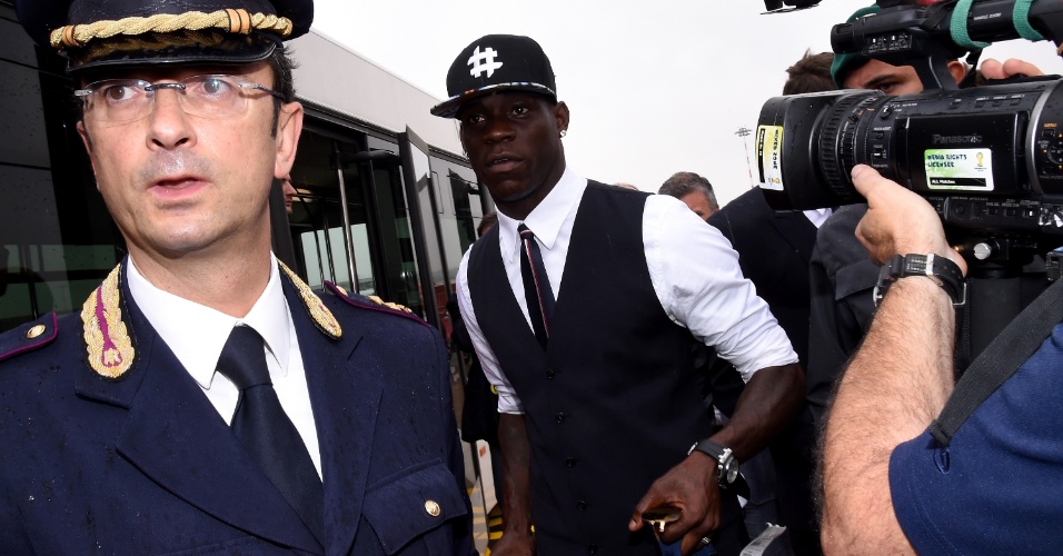 Balotelli chega ao aeroporto de Milão, na Itália, após a eliminação da Azurra ainda na fase de grupos da Copa do Mundo no Brasil