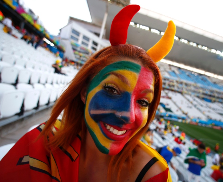 Bela torcedora pintou o rosto com as cores do Brasil e Bélgica