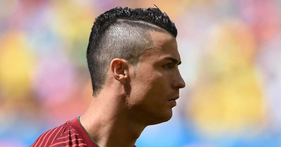 Cristiano Ronaldo leva a campo seu novo visual, com as laterais da cabeça raspada e um moicano
