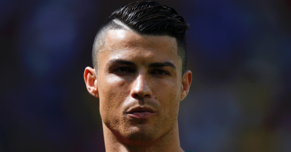 Cristiano Ronaldo leva a campo seu novo visual, com as laterais da cabeça raspada e um moicano diferente do normal