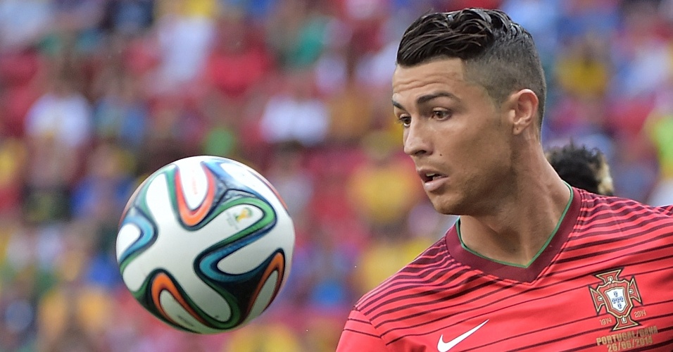 Cristiano Ronaldo observa a bola durante jogada do confronto contra Gana, decisivo para Portugal