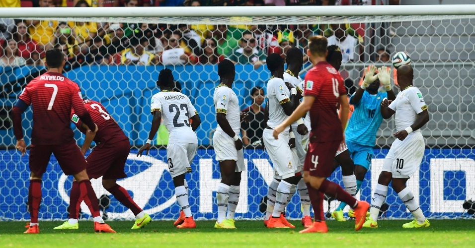 Cristiano Ronaldo tenta de falta, mas para no goleiro de Gana