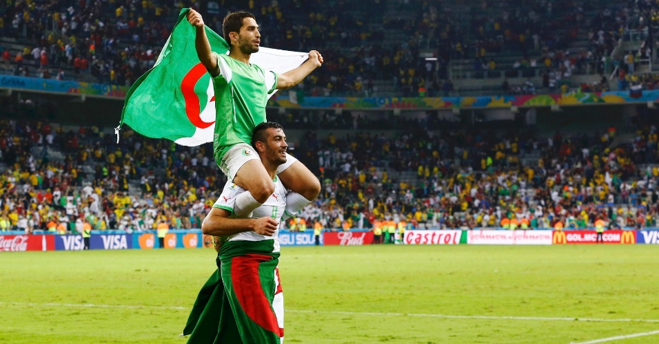 Essaid Belkalem carrega nas costas o companheiro Abdelmoumene Djabou após a classificação inédita da Argélia para as oitavas de final da Copa do Mundo