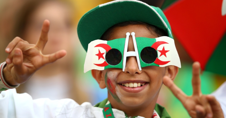 Garoto veste as cores da Argélia antes da partida contra a Rússia, na Arena da Baixada