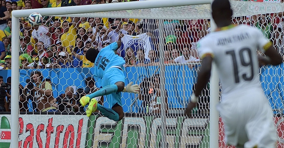 Goleiro de Gana Fatawu Dauda se estica e vê bola lançada na área por Cristiano Ronaldo ir direto para o gol e bater no travessão no primeiro tempo de jogo