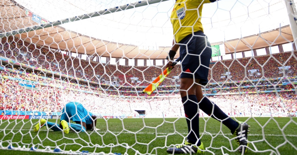 Goleiro faz sua reza antes do jogo de sua seleção, Gana, e Portugal