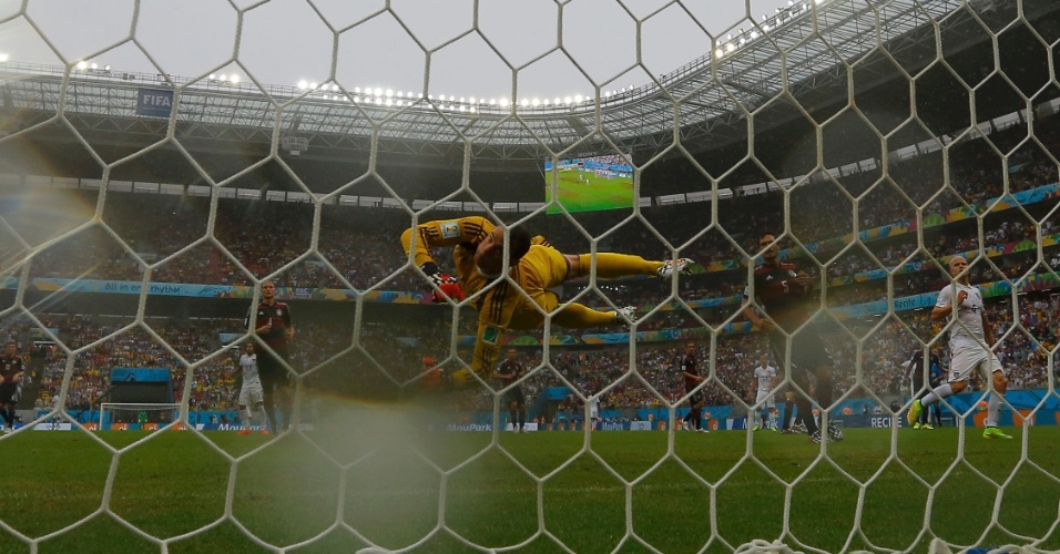26.jun.2014 - Goleiro Manuel Neuer, da Alemanha, faz defesa na partida contra os EUA, na Arena Pernambuco