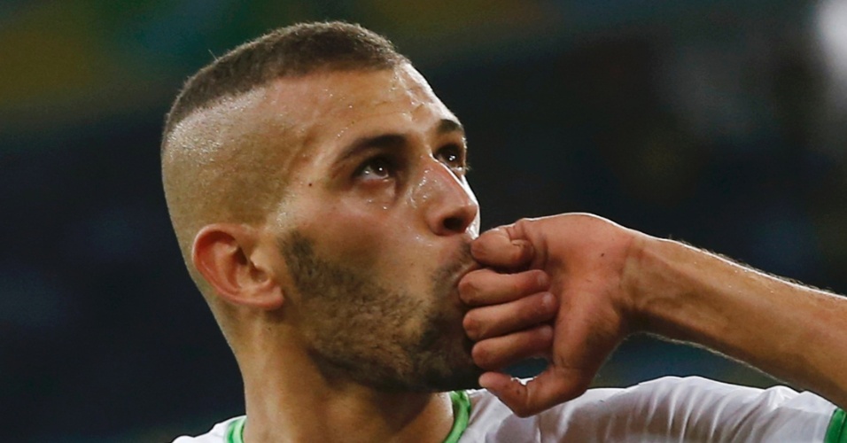 Islam Slimani, da Argélia, comemora após marcar o gol que deu a classificação para sua seleção às oitavas de final da Copa. Os africanos empataram por 1 a 1 com a Rússia na Arena da Baixada
