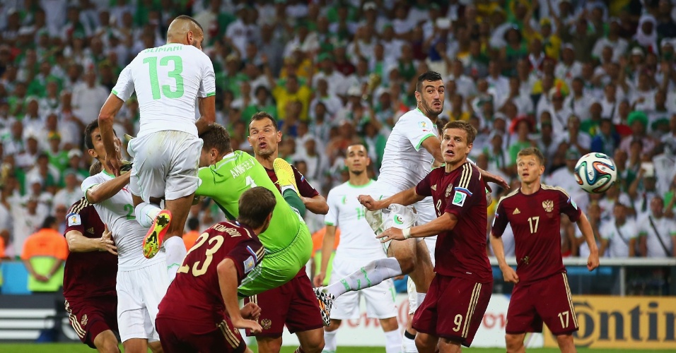 Islam Slimani,da Argélia, aproveita saída ruim do goleiro russo Akinfeev e empata o jogo na Arena da Baixada