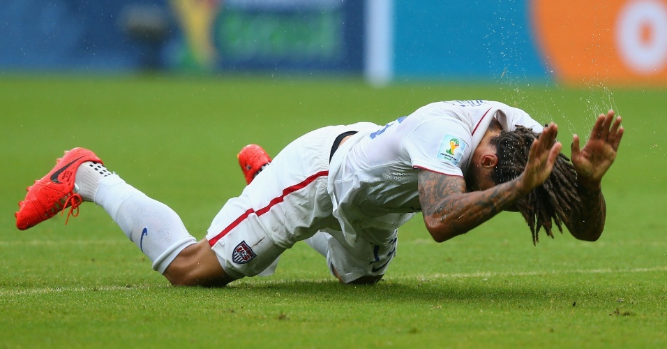 26.jun.2014 - Jermaine Jones, dos EUA, lamenta e levanta água do gramado da Arena Pernambuco, no jogo contra a Alemanha