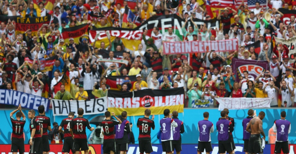 26.jun.2014 - Jogadores da Alemanha comemoram com a torcida a vitória por 1 a 0 sobre os EUA na Arena Pernambuco