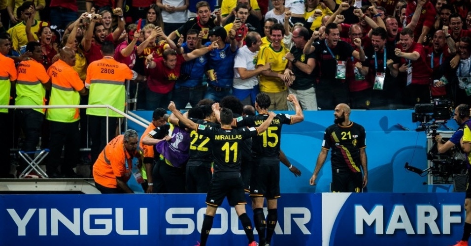 Jogadores da Bélgica comemoram em frente a torcida após gol da equipe contra a Coreia do Sul