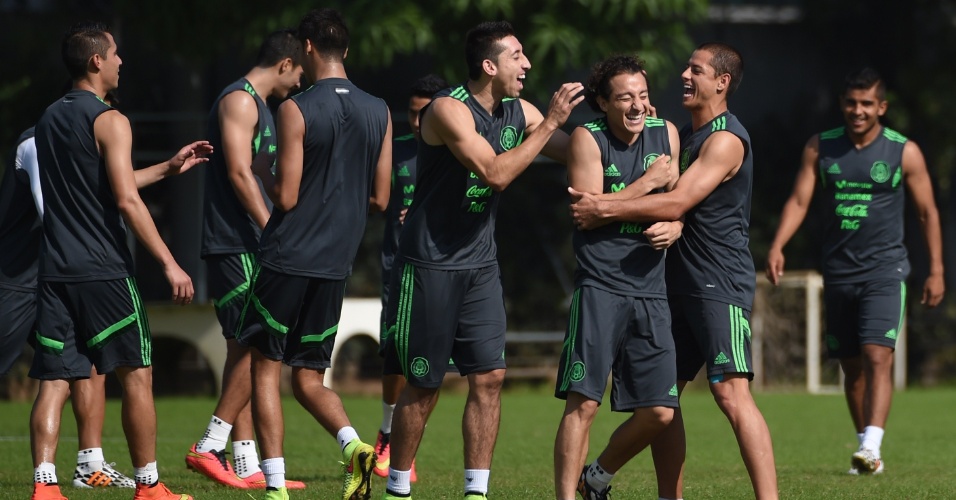 Jogadores mexicanos se divertem durante treinamento em Santos