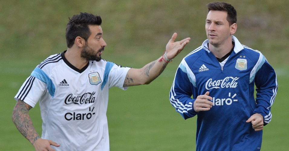 Lavezzi (esq.) e Messi conversam durante treino da Argentina no CT do Atlético-MG. Próximo compromisso é contra a Suíça, pelas oitavas de final, no Itaquerão