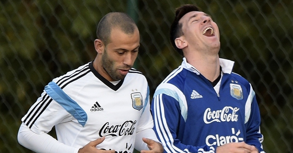 Lionel Messi (dir.) se diverte com Javier Mascherano durante treinamento da Argentina em Belo Horizonte