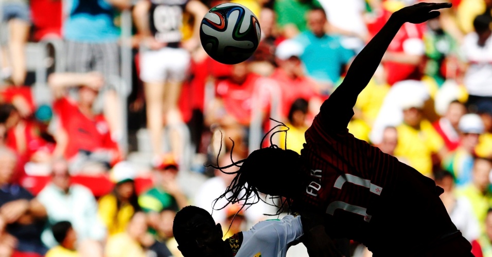 Português Eder disputa a bola de cabeça durante o jogo contra Gana