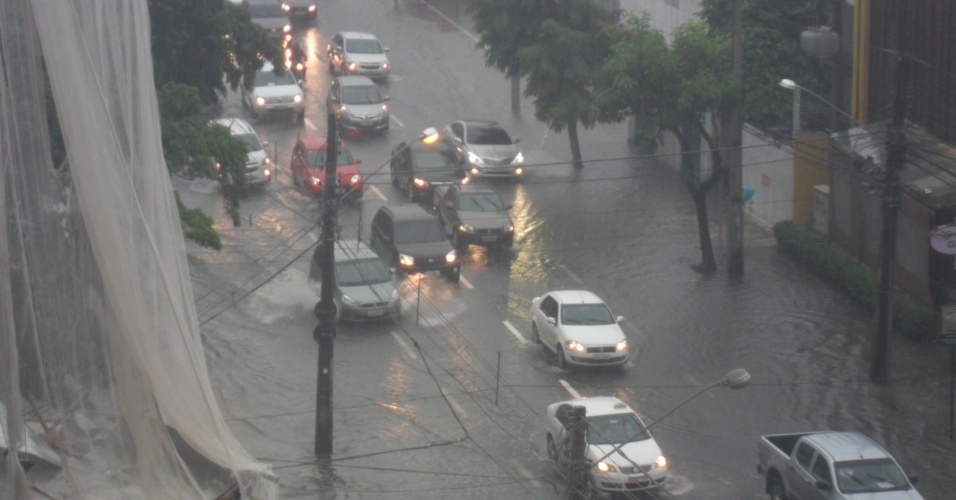26.jun.2014 - Recife amanhece com chuva intensa e vários pontos da cidade alagados. Muita dificuldade para o trânsito fluir em alguns locais, como na Avenida Conselheiro Aguiar, em Boa Viagem, onde duas das quatro faixas estão debaixo d'água.