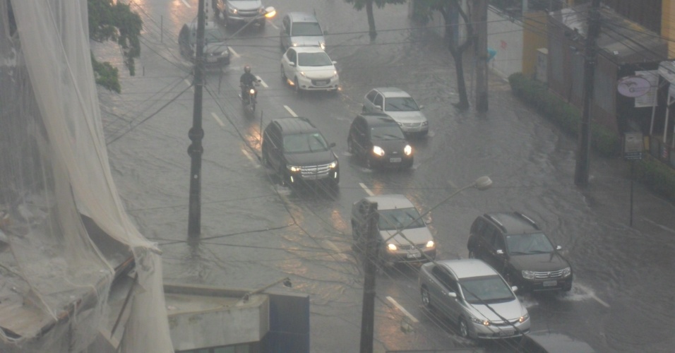 26.jun.2014 - Recife amanhece com chuva intensa e vários pontos da cidade alagados. Muita dificuldade para o trânsito fluir em alguns locais, como na Avenida Conselheiro Aguiar, em Boa Viagem, onde duas das quatro faixas estão debaixo d'água.