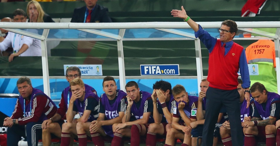 Técnico Fabio Capello e reservas da seleção russa mostram desespero no fim do jogo contra a Argélia. O empate por 1 a 1 eliminou a Rússia da Copa