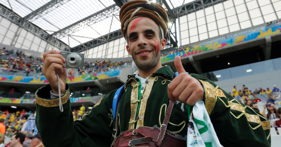 Torcedor da Argélia posa para foto antes do jogo contra a Rússia na Arena da Baixada