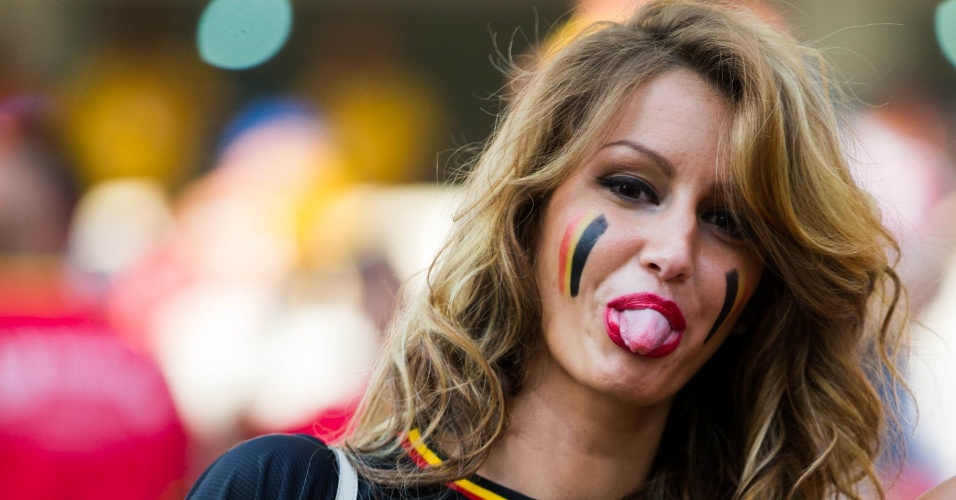 Torcedora da Bélgica mostra a língua para a câmera durante jogo contra a Coreia do Sul no Itaquerão