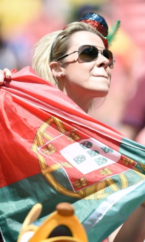 Torcedora de Portugal estende a bandeira e mostra seu apoio pelo time contra Gana