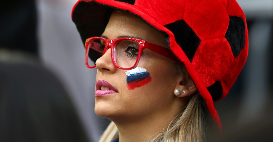 Torcedora russa vai de chapéu personalizado à Arena da Baixada, acompanhar o jogo contra a Argélia