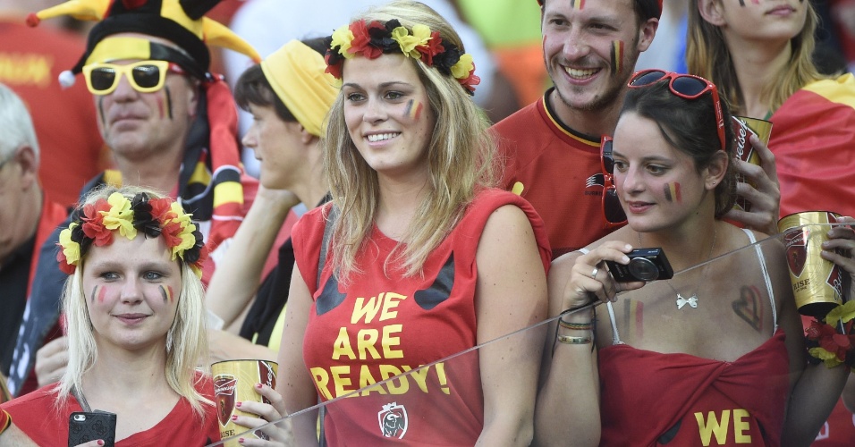 Torcedoras belgas na arquibancada do Itaquerão para o jogo contra a Coreia do Sul
