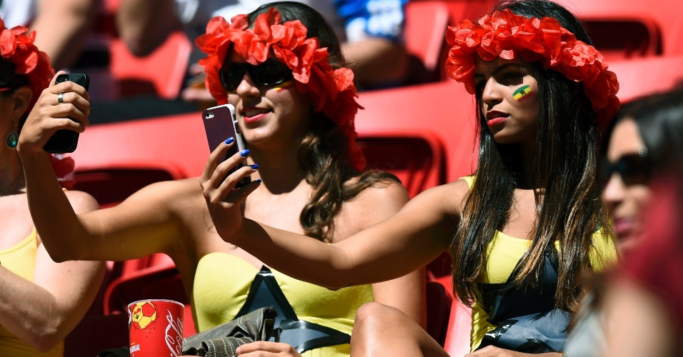 Torcedoras de Gana preparam selfie na arquibancada do Mané Garrincha no jogo contra Portugal