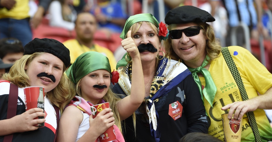 Torcedores vão de bigode ao estádio ver Portugal tentar uma vaga nas oitavas de final contra Gana