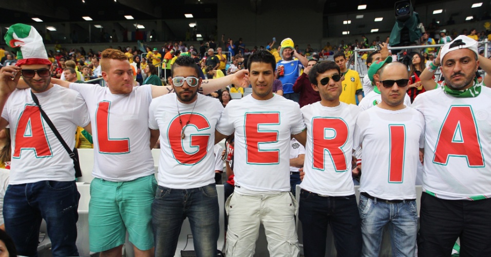 Unidos pela Argélia. Turma de amigos vai à Arena da Baixada com camisas que formam o nome do país