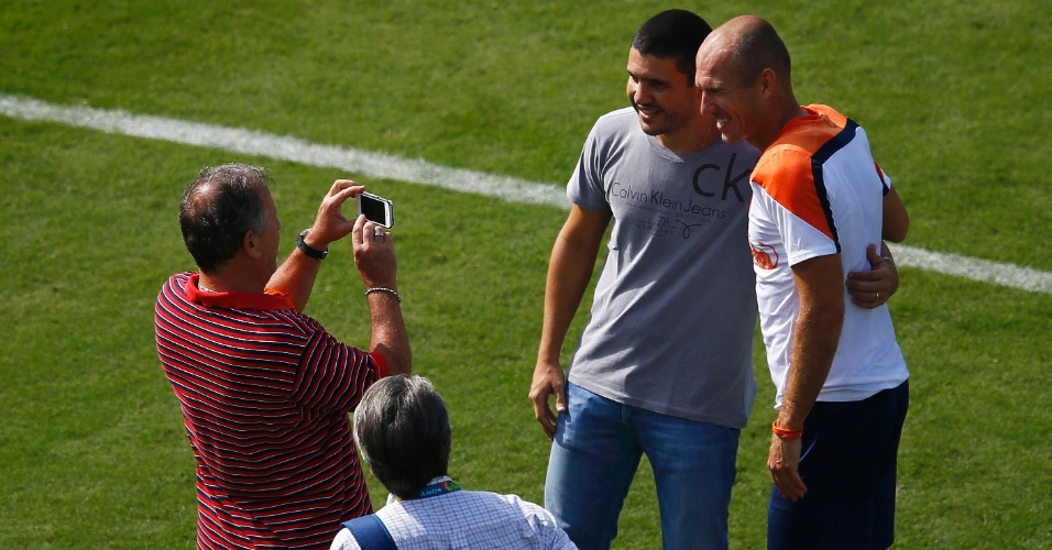 Zico tira uma foto do seu filho Bruno ao lado do meia Robben, da seleção holandesa