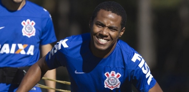 18 jun. 2014 - Elias se esforça durante treinamento físico realizado pelo Corinthians na cidade de Extrema, em Minas Gerais - Daniel Augusto Jr/Agência Corinthians