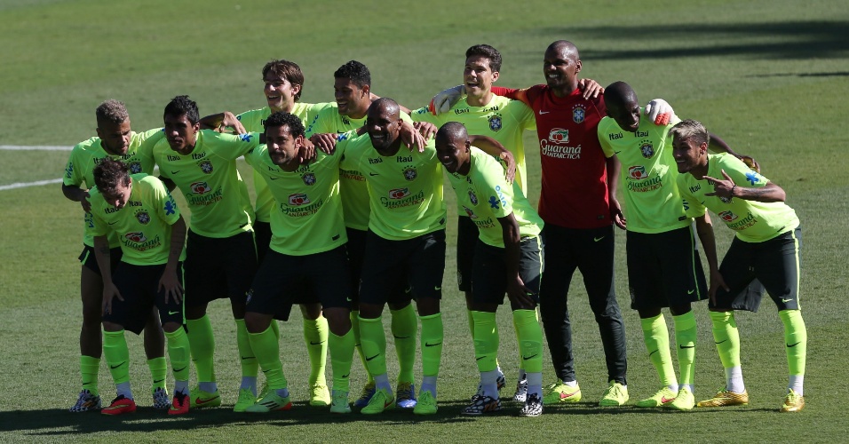 27.jun.2014 - Bem-humorados, jogadores da seleção fazem 'foto oficial' antes de rachão no treino em Belo Horizonte