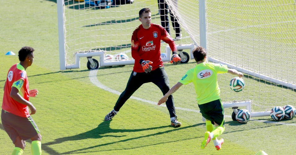 27.jun.2014 - Bernard finaliza contra  o gol de Victor durante 'rachão' da seleção brasileira em treino no Sesc Venda Nova, em Belo Horizonte