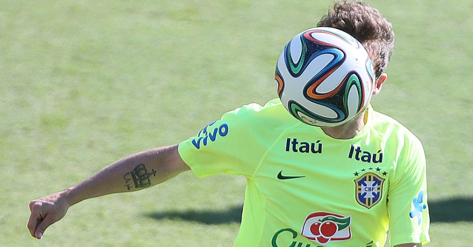 27.jun.2014 - Bernard treina com a seleção brasileira no Sesc Venda Nova, em Belo Horizonte