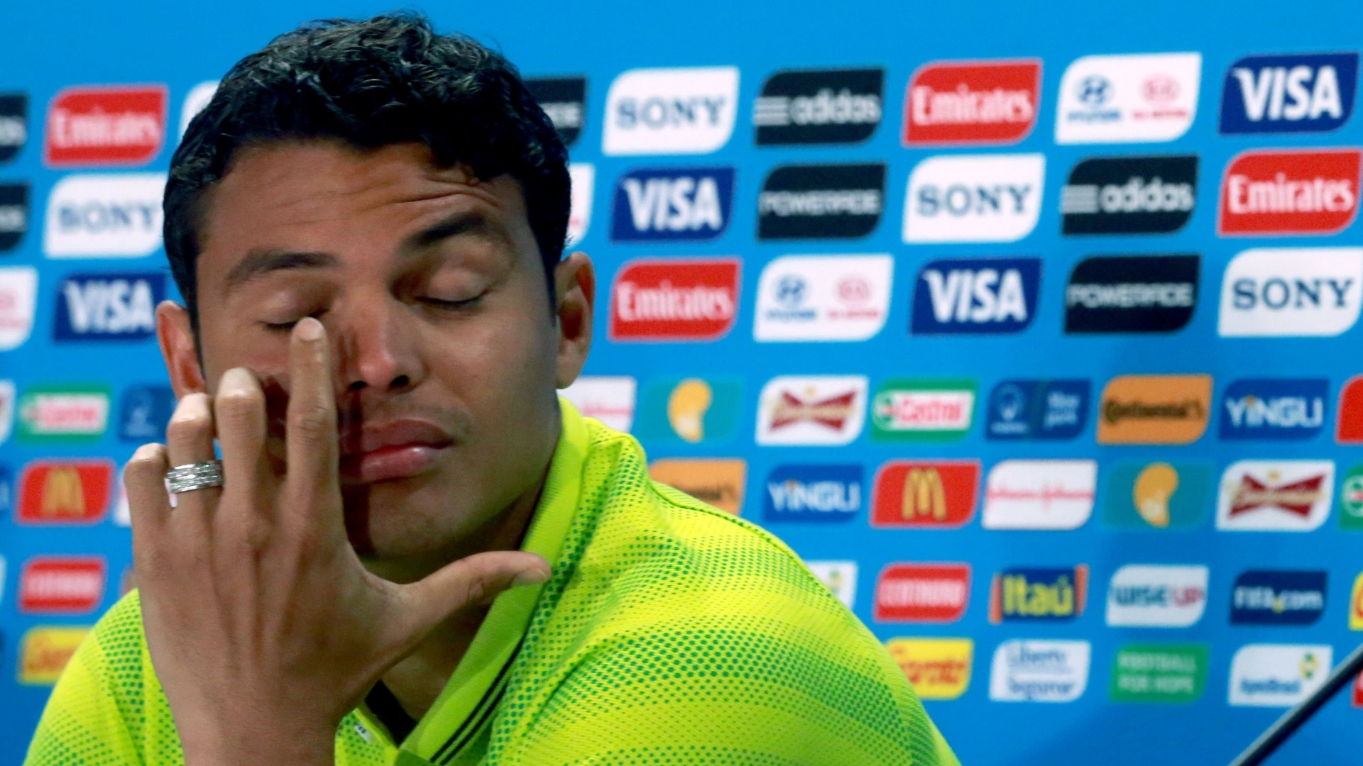 27.jun.2014 - Capitão da seleção brasileira, Thiago Silva coça o olho durante entrevista coletiva no Mineirão