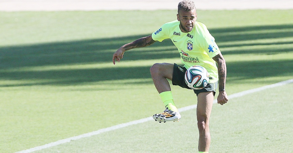 27.jun.2014 - Daniel Alves domina bola durante treino da seleção brasileira no Sesc Venda Nova, em Belo Horizonte