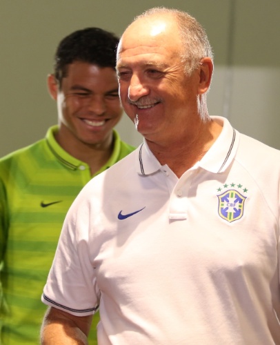 27.jun.2014 - Felipão e Thiago Silva entram na sala de imprensa do Mineirão para coletiva da seleção brasileira antes do treino de reconhecimento do estádio