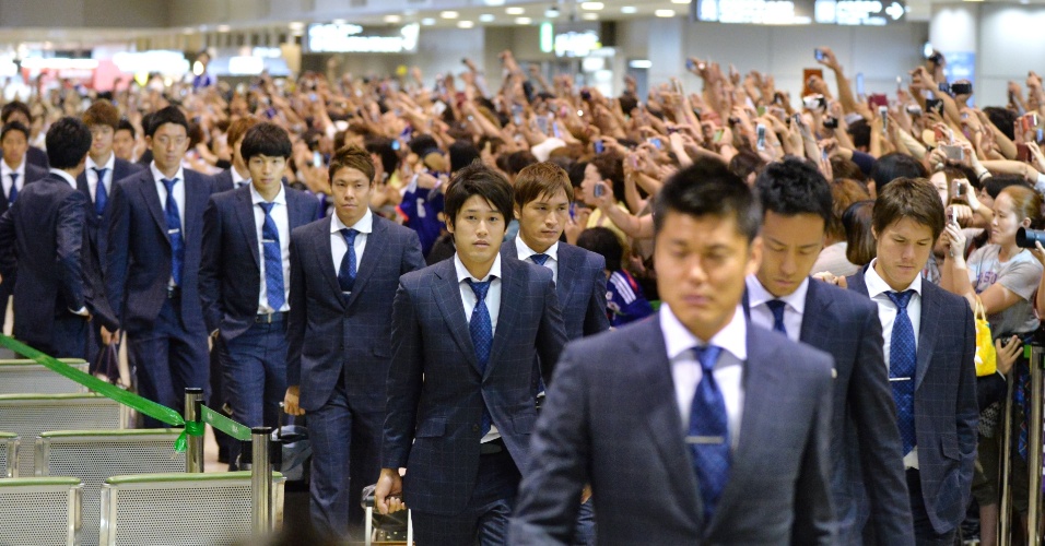 Após eliminação já na fase de grupos da Copa, delegação japonesa chega ao aeroporto de Narita e é recebida com muita festa dos seus torcedores